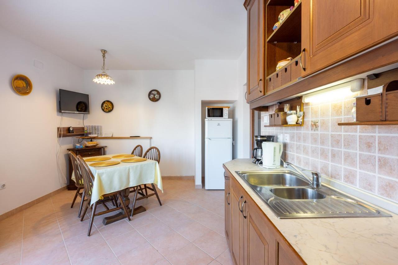 Apartments Villa Mavero Banjole Exterior photo